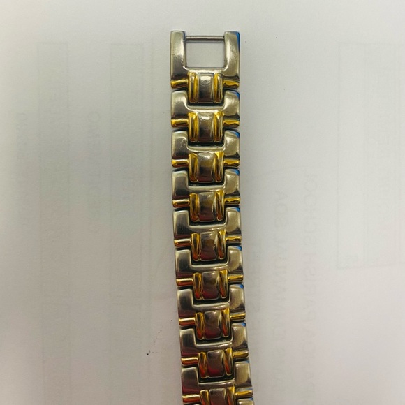 Anne Klein Vintage Watch 10/5465 Women’s Wrist Watch Silver/Gold EUC - Picture 4 of 5